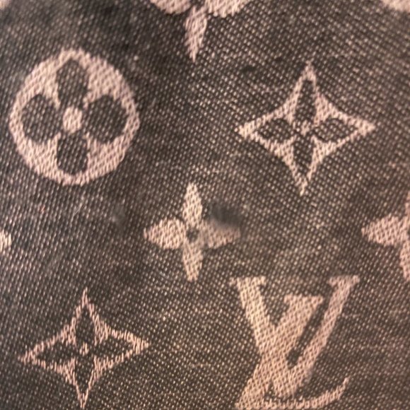 Louis Vuitton Monogram Shawl - Picture 3 of 9
